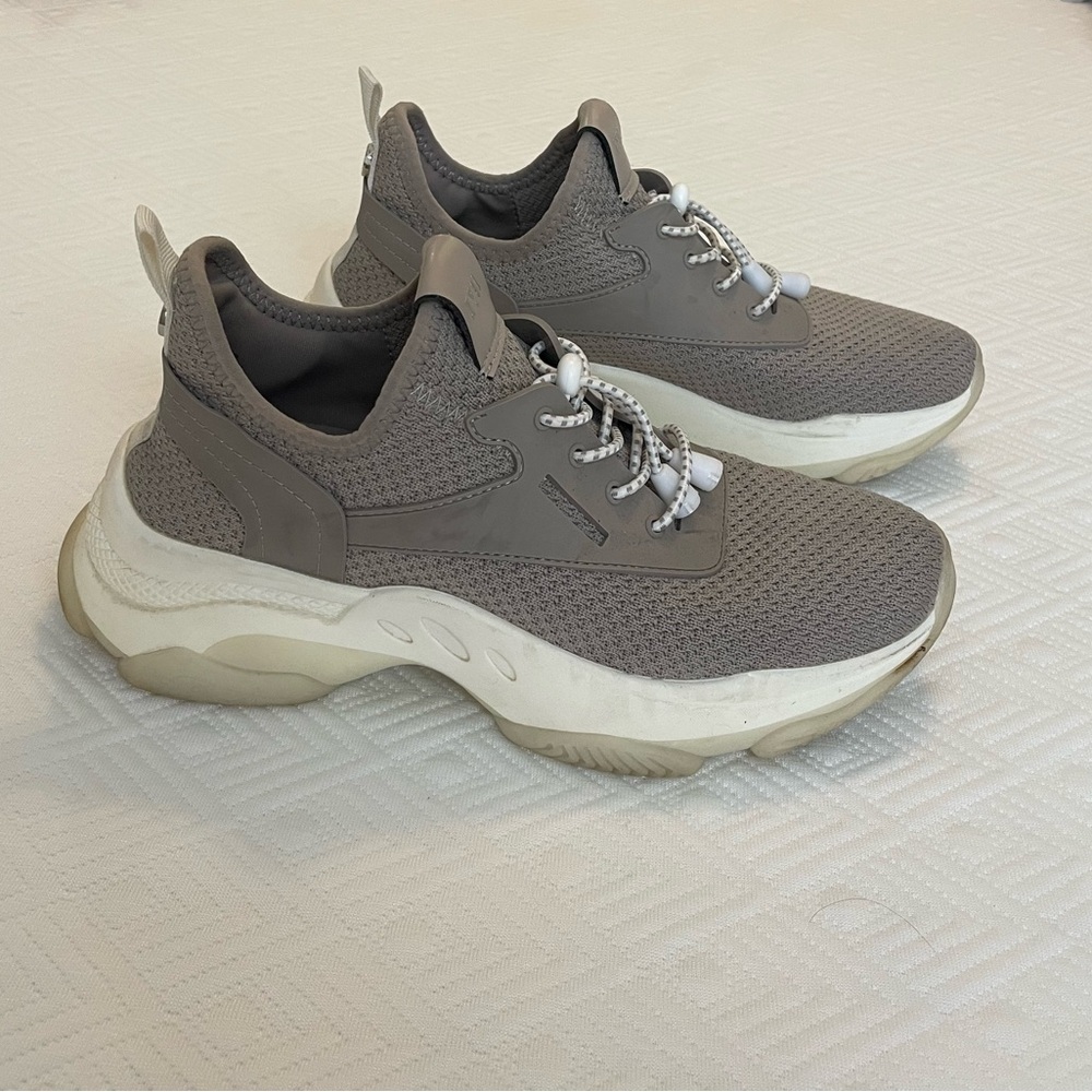 Size 7 Steve Madden Laceless Sneakers
